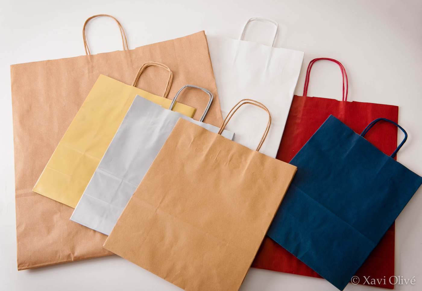 Bolsa de papel anónima con asa retorcida
